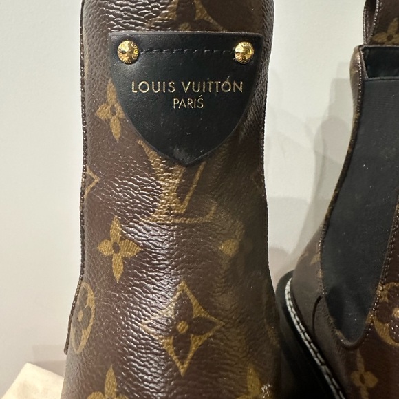 100% Authentic. The LV Beaubourg ankle boot in patent Monogram canvas - Picture 6 of 13